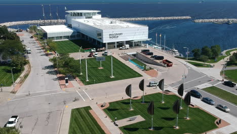 Toma-De-Drone-Del-Museo-Discover-World---Centro-De-Milwaukee,-Wisconsin---Frente-Al-Agua-Del-Lago-Michigan