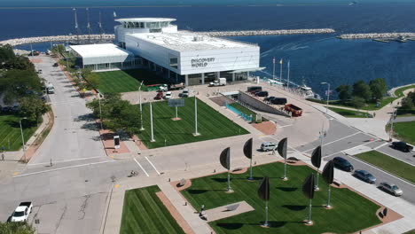 imagen de avión no tripulado del museo mundial discover en el centro de milwaukee, wisconsin, frente al lago michigan.