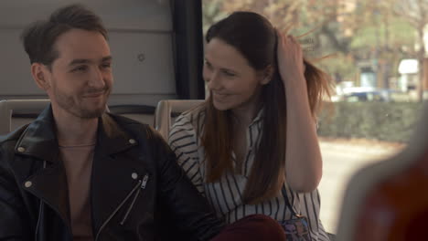 Una-Pareja-Joven-Está-En-El-Autobús-En-La-Ciudad