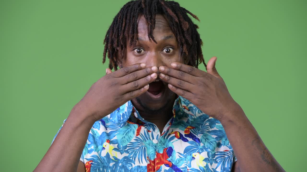 Mladý pohledný africký turista vypadá šokovaně.