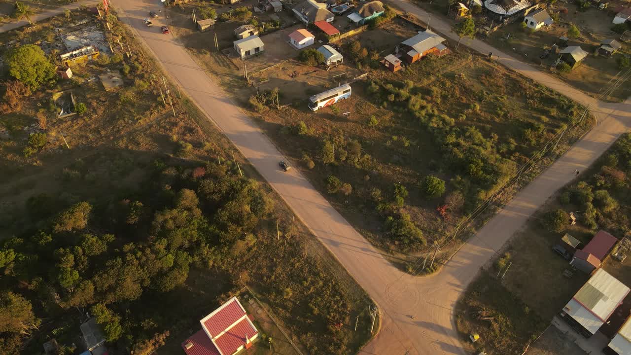 conducción de automóviles en la carretera en un pequeño pueblo en punta del diablo en uruguay