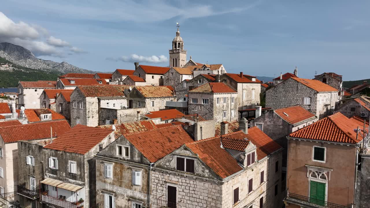 Volo sopra le residenze dell'isola di Korcula nel Mare Adriatico - Dubrovnik, Croazia
