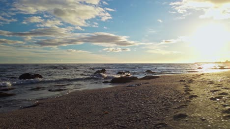 Drohne-Bewegt-Sich-Nach-Links-Vom-Strand-Ins-Meer