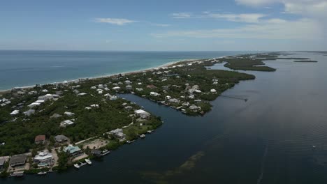 imágenes de drones volando sobre una isla residencial privada en florida