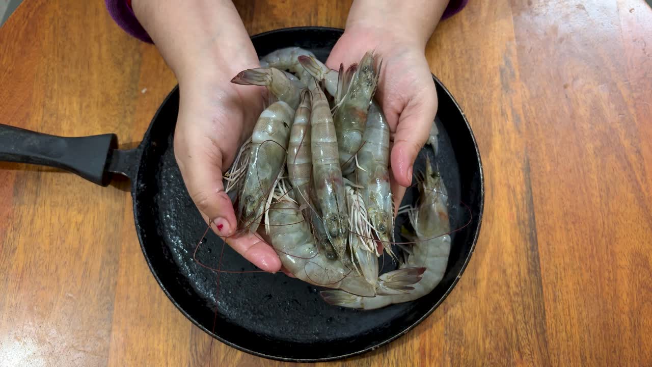 Gambas frescas listas para cocinar.
