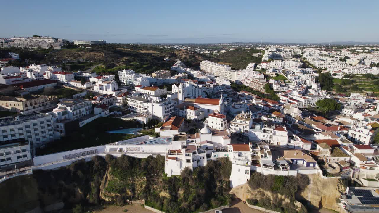 vista aérea del paisaje urbano blanqueado de albufeira, algarve, portugal
