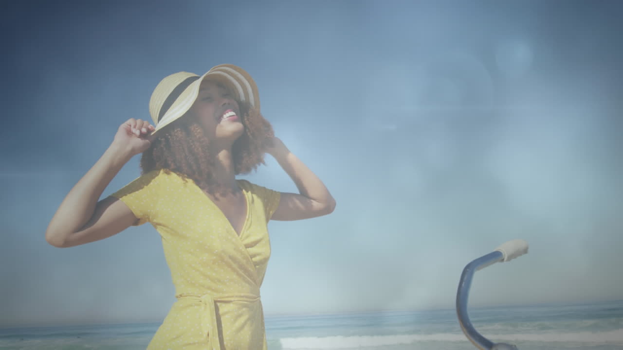 해를 가로질러  ⁇ 니 비치에 있는 행복한 아프리카계 미국인 여성의 애니메이션