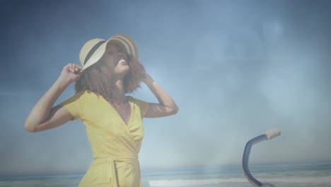animación de una feliz mujer afroamericana en una playa soleada sobre el mar