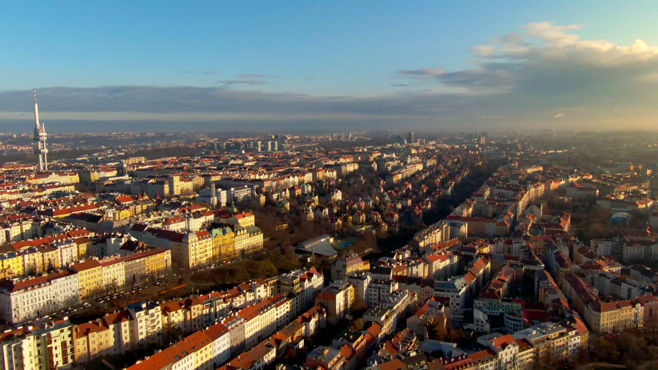 voe sobre praga nuvens de luz quente drone
