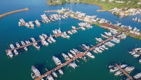 Antena-De-Arriba-Hacia-Abajo-De-Barcos-De-Lujo-Y-Yates-Que-Atracan-En-El-Embarcadero-De-La-Marina-Casa-De-Campo-En-La-Romana