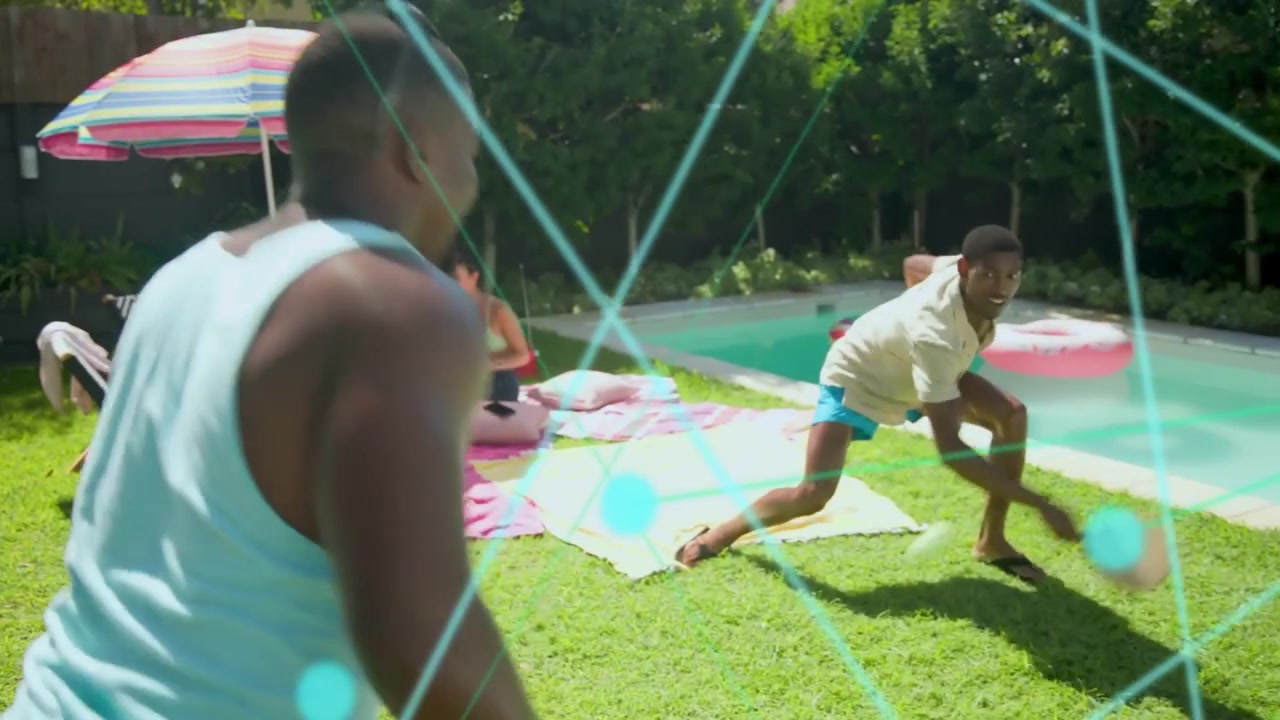Homem de amarelo lançando a bola, iniciando um rali de paddle, amigo devolvendo, mulheres observando para lazer na piscina.