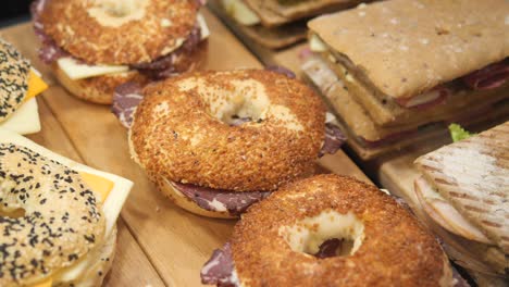 exhibición de sándwiches y bagels variados