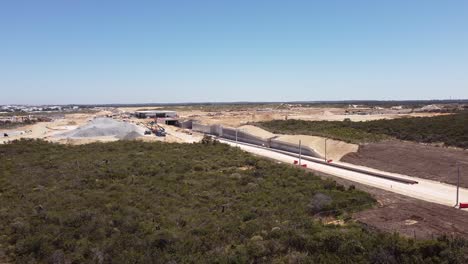 amplia vista aérea de la extensión ferroviaria de yanchep mirando hacia la nueva estación de alkimos