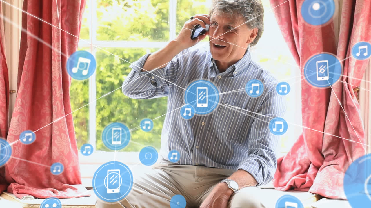 Animazione di icone connesse su uomo caucasico anziano che parla al cellulare a casa