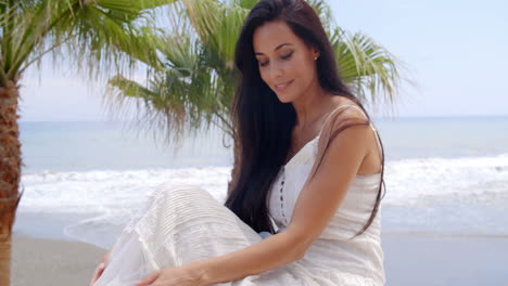 Mujer-Bonita-Vestida-De-Blanco-Sentada-En-La-Barandilla-De-La-Terraza.