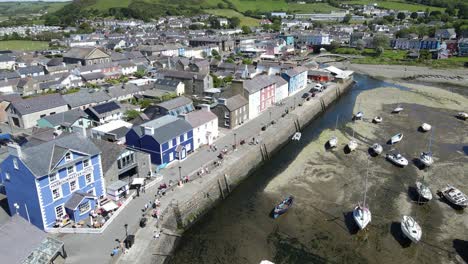 Aberaeron-Wales-Küstenstadt-Und-Hafen-Steigende-Drohnenaufnahmen-4k