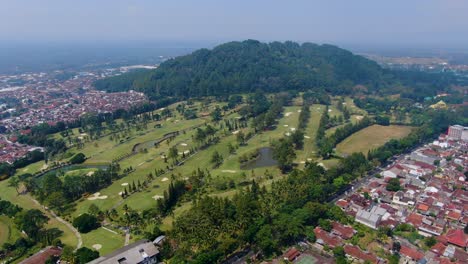 vista aérea del campo verde del campo de golf y tidar hill en magelang, indonesia