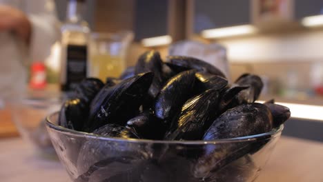 Mejillones-En-Un-Bol-Sobre-La-Mesa