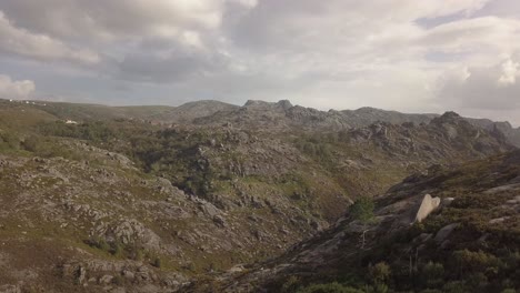 Mountains-and-Village-of-Castro-Laboreiro,-Portugal-Elderly-castle-ruins,-medieval-age,-river-valley,-dry-river