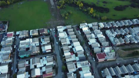 sobrevuelo de una pequeña ciudad rodeada de árboles y campos