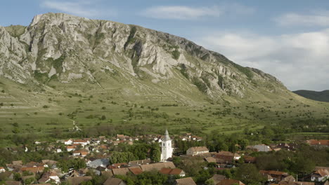 paisaje de piatra secuiului y el pueblo de rimetea en transilvania, rumania