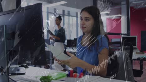 animación de procesamiento de datos sobre mujer caucásica con documento mirando la pantalla de la computadora.