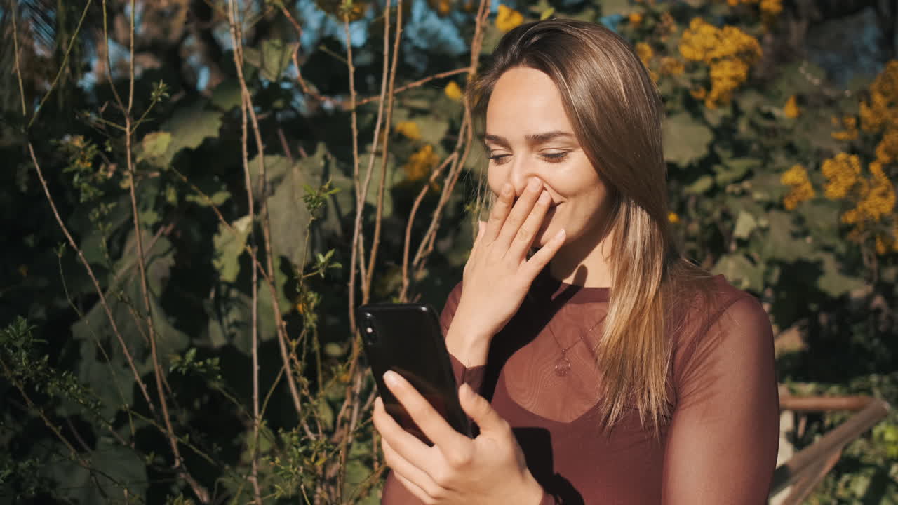 부끄러운 여자가 비디오 채팅에서 웃고 있습니다.