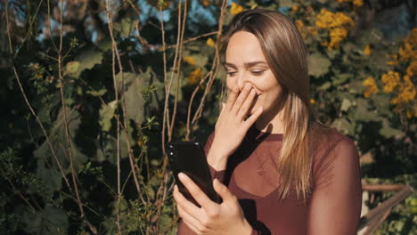 mujer tímida riendo hablando en video chat.