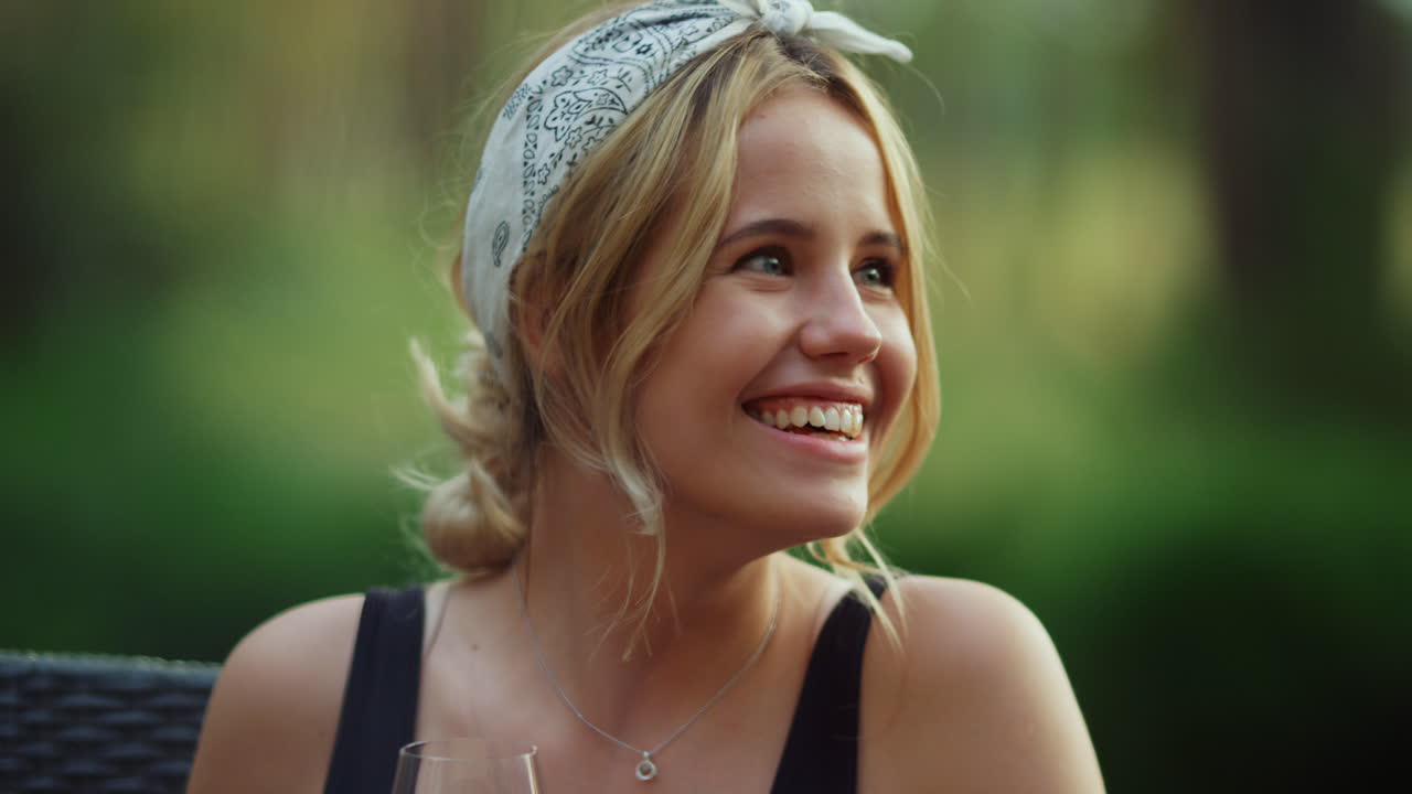 mujer encantadora teniendo una conversación con un hombre afuera. mujer riendo en una fiesta de barbacoa