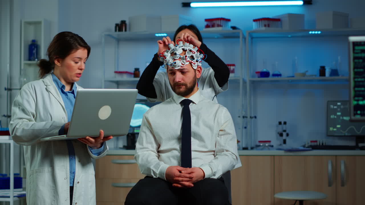 médico en neurociencia trabajando en un laboratorio de investigación neurológica