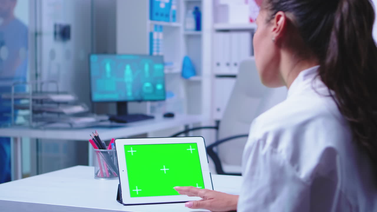 fotógrafo talentoso en la oficina de casa por la noche