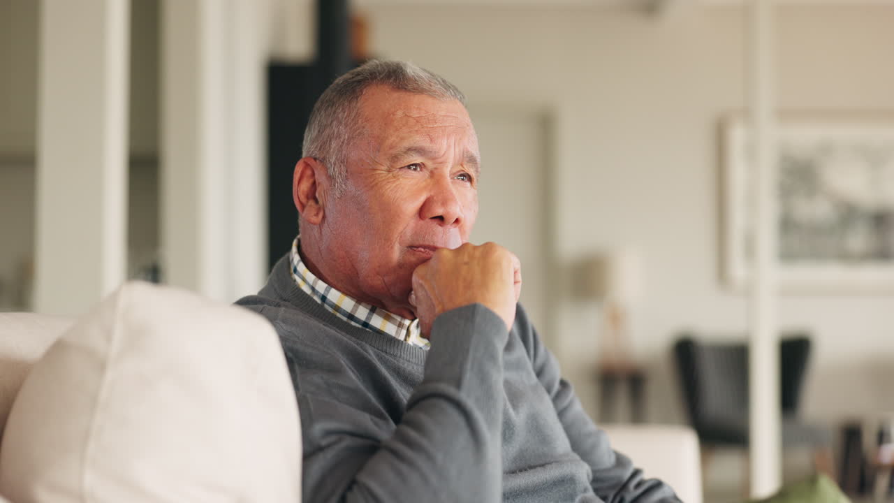 ソファー ⁇ 思考 ⁇ そして夢を見る高齢者 ⁇