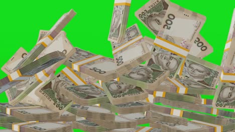 muchos montones de dinero cayendo en el fondo de chromakey. 500 billetes de hryvnia ucraniana. pilas de dinero.