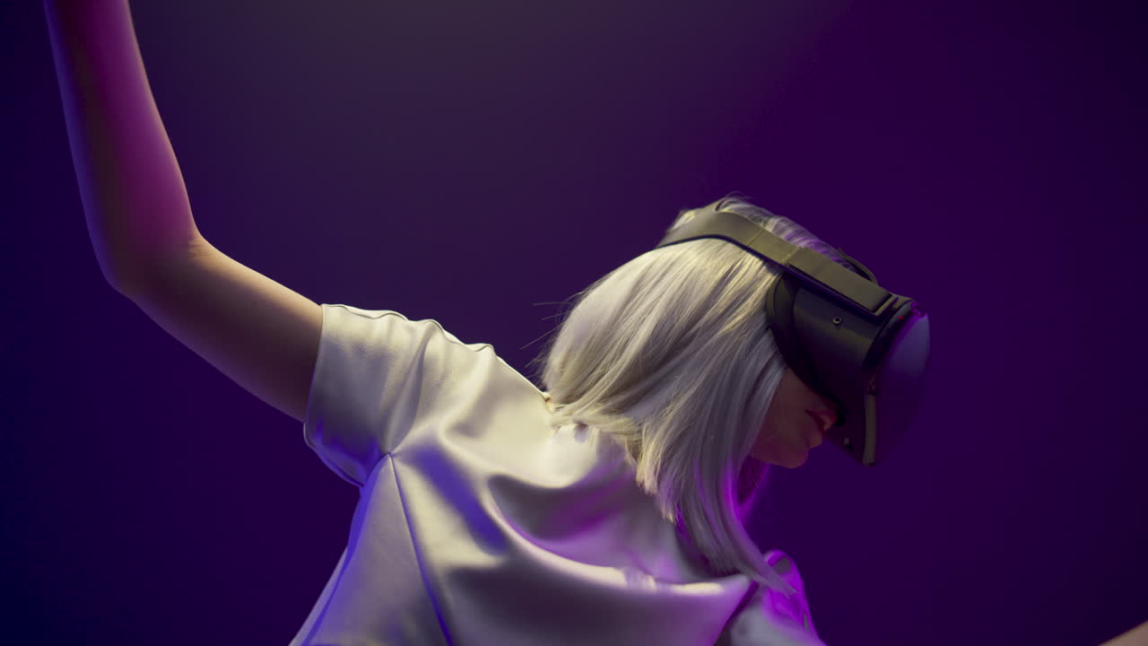 giocatore che esplora l'ambiente in simulazione da vicino. concetto di tecnologie moderne