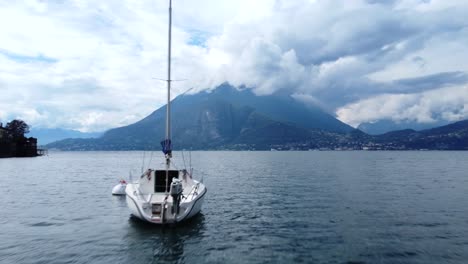 Drone-Volando-Rápido-Y-Bajo-Sobre-El-Agua-Con-Barcos-En-El-Lago-De-Como-En-Italia