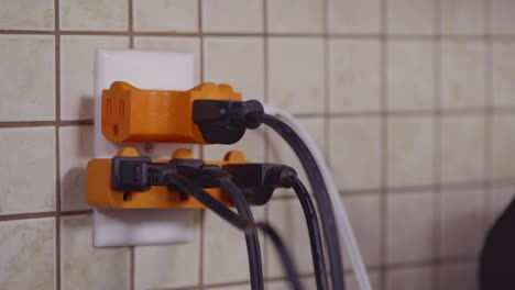 una toma de corriente sobrecargada está equipada con divisores de enchufe