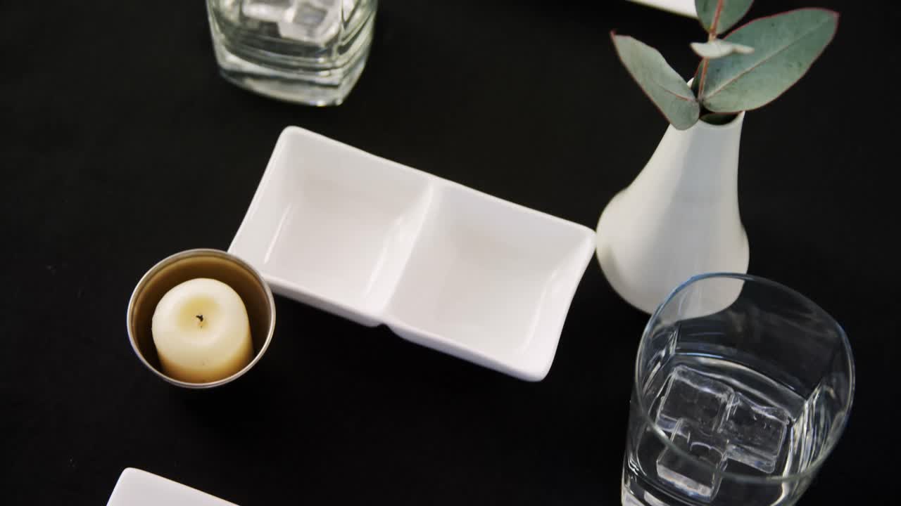 varios cubiertos en la mesa 4k