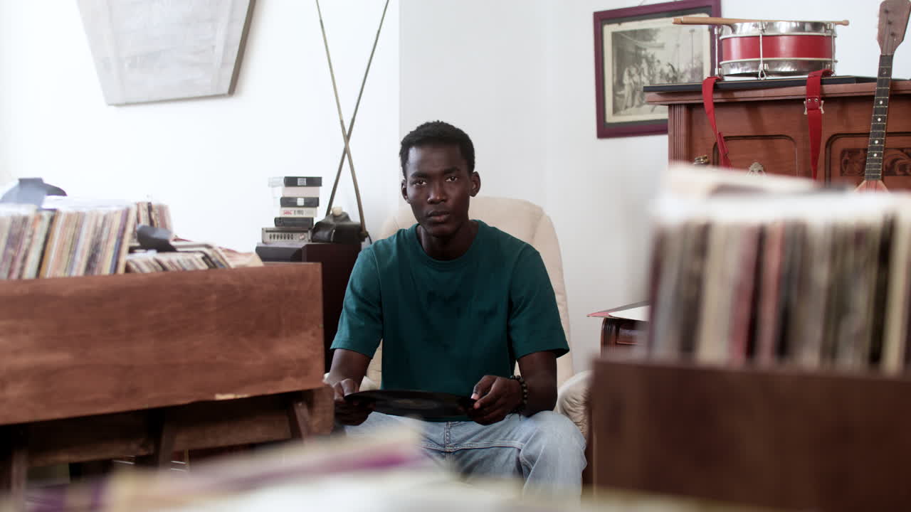 Uomo afroamericano in un negozio di musica