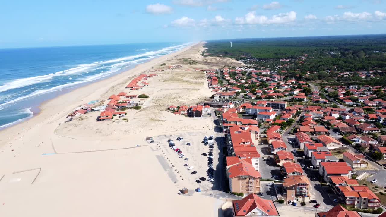Sahil Kasabası ve Kumlu Plajın Panoramik Havadan Görünümü