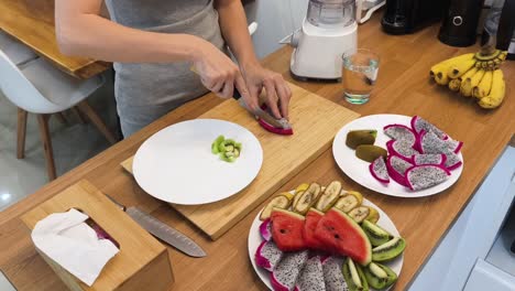 preparando una ensalada de frutas saludable
