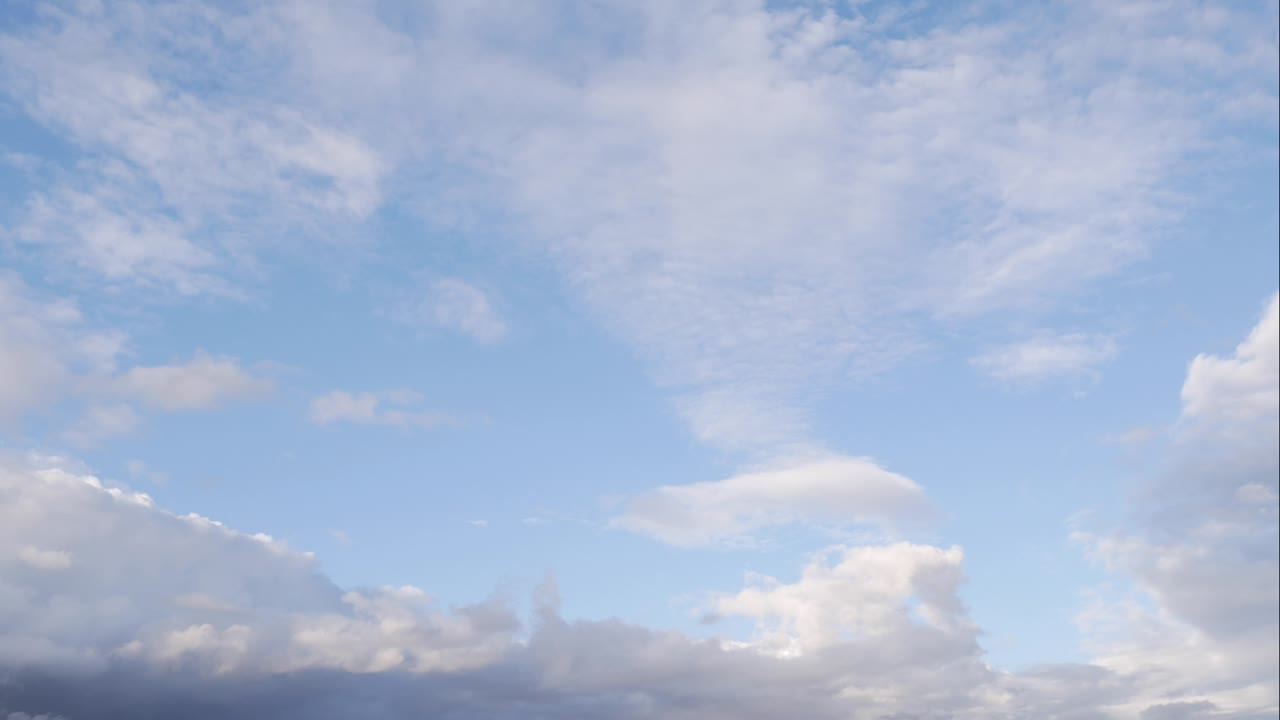 푸른 하늘 하 구름, 부풀어오르는 색 구름, 큐러스 구름 스케이프 타임스, 여름의 파란 하늘, 극적인 웅장한 놀라운 파란하늘, 부드러운  구름의 형태, 구름의 타임 스 배경