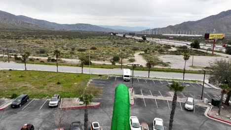 girar alrededor de la cabeza de dinosaurio en cabazon ca parte2