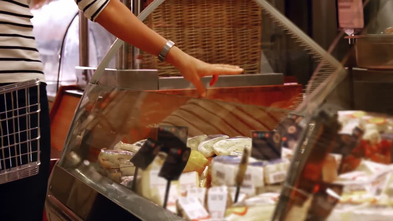 mujer seleccionando postres