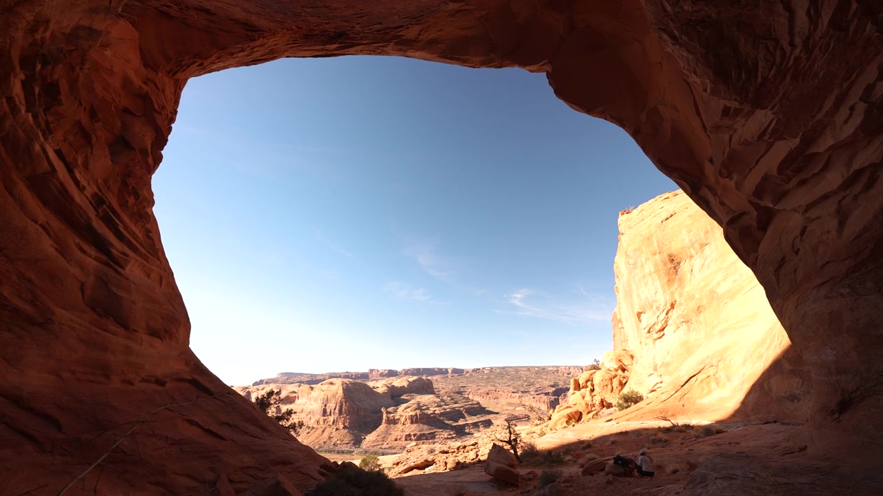 Pinto Arch, Monumento naturale dello Utah, USA. Formazione rocciosa naturale in arenaria in una calda giornata di sole.