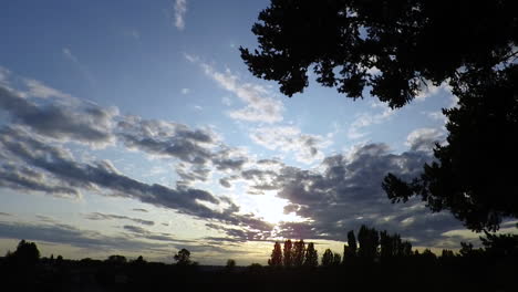 lapso de tiempo de una puesta de sol de agosto de seattle desde el parque jefferson