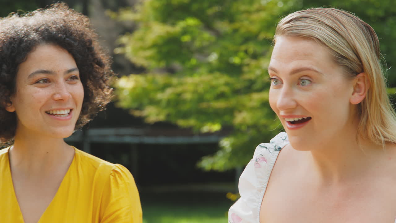 집에서 건강한 식사를 하는 여름 정원에서 야외에 앉아 있는 세 명의 여성 친구