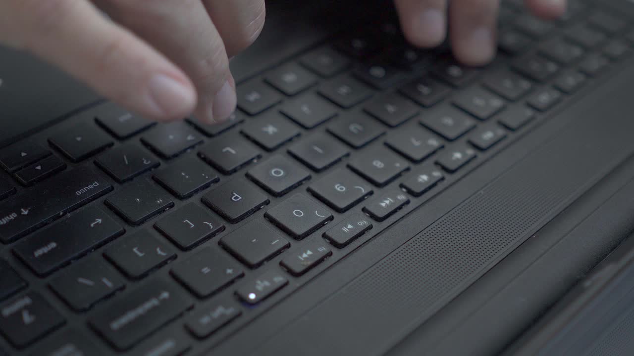 노트북에서 타이핑하는 남자의 손의 클로즈업