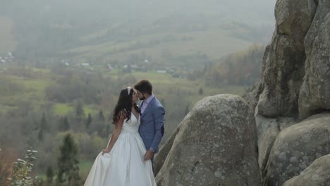 Bräutigam-Mit-Braut-Auf-Einem-Berghügel-Im-Wald.-Brautpaar