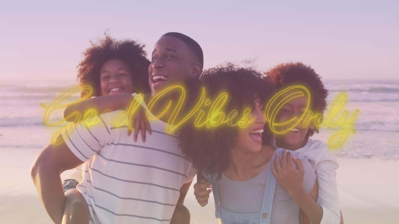 Animation de « Good Vibes Only » superposée à une famille afro-américaine heureuse s'amusant sur la plage.