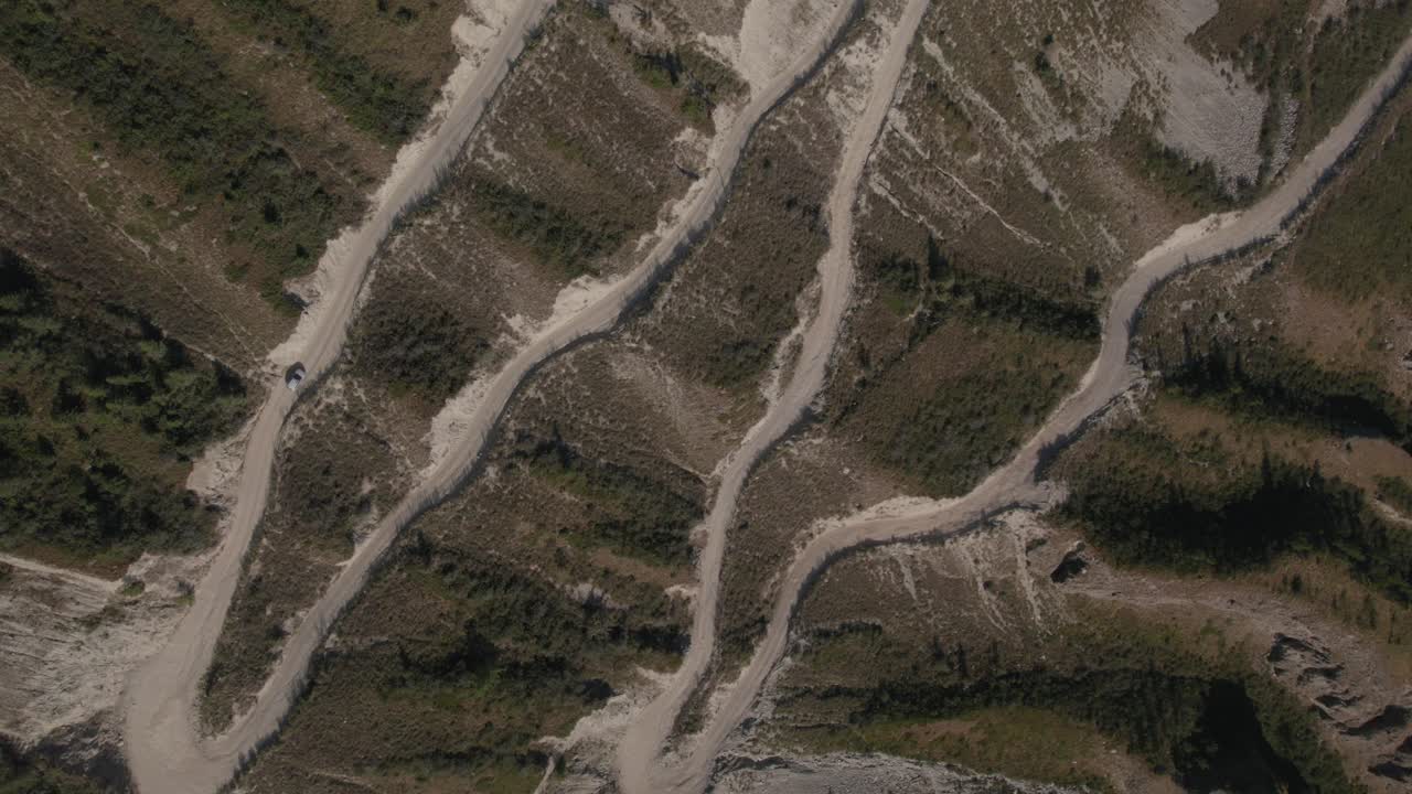 Riprese con drone della ripida strada del passo Katu-Yaryk con tornanti stretti che scendono in una valle di montagna nella Repubblica dell'Altai, Russia, un paesaggio di viaggio suggestivo.